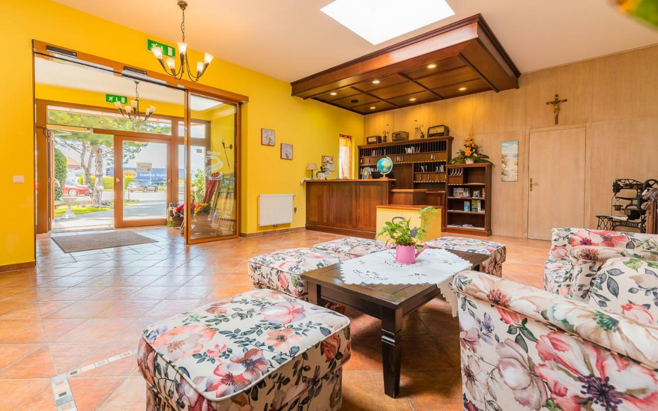 Hotel Garni Steinfeld Βίνερ Νόιστατ Εξωτερικό φωτογραφία