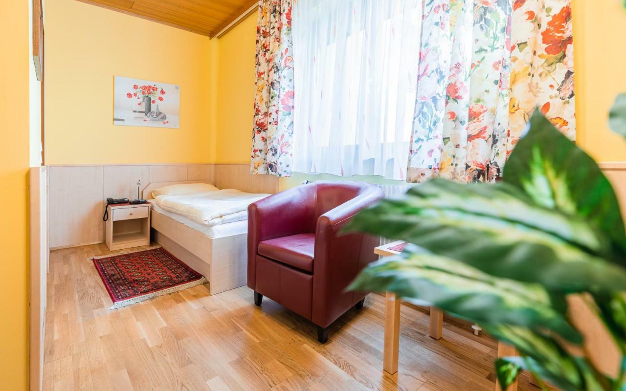 Hotel Garni Steinfeld Βίνερ Νόιστατ Εξωτερικό φωτογραφία