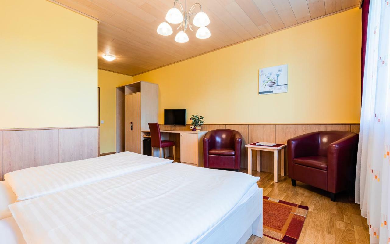 Hotel Garni Steinfeld Βίνερ Νόιστατ Εξωτερικό φωτογραφία